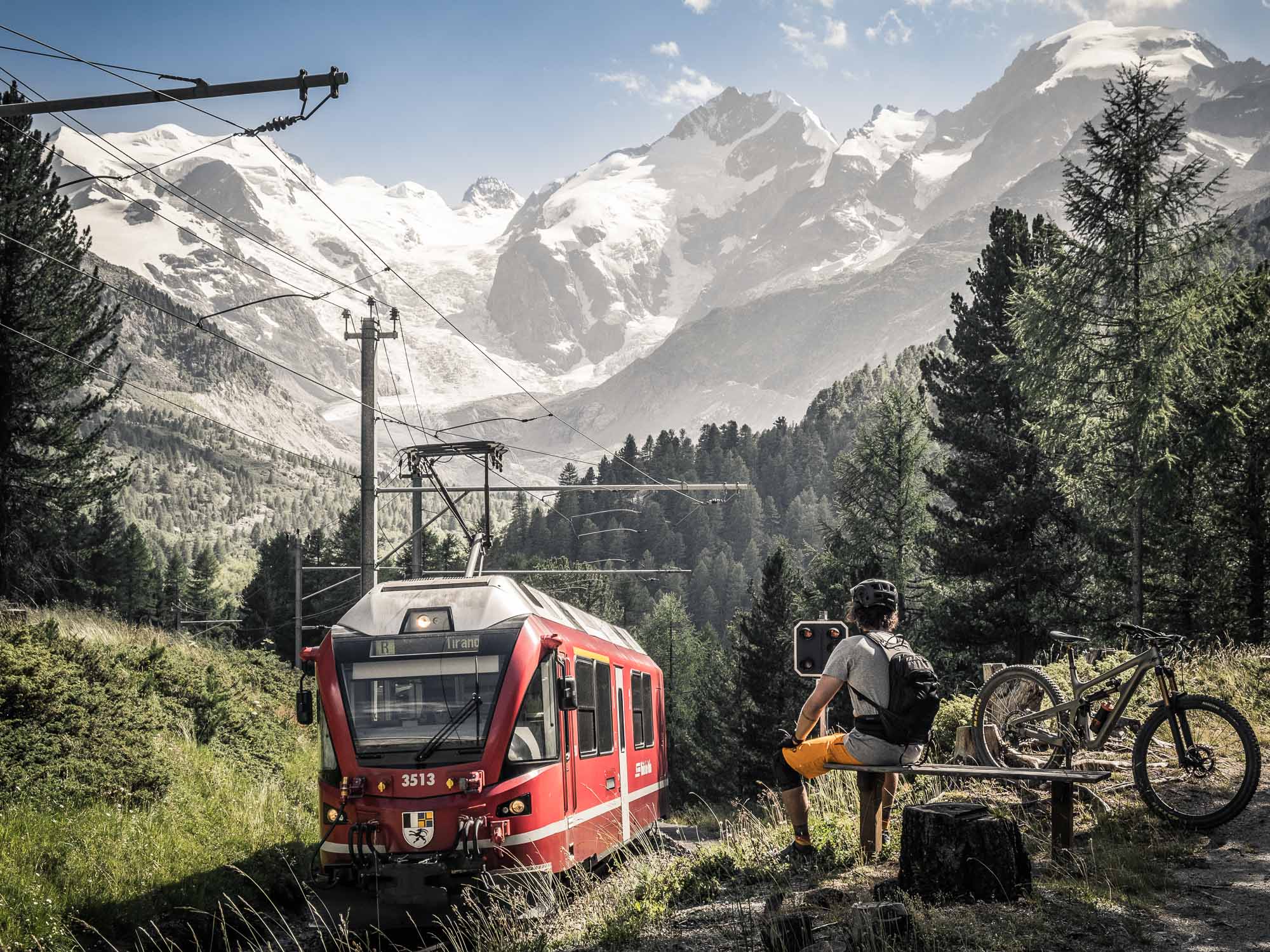 Trailtour durchs Val Bernina. Bernina Express vor dem Morteratschgletscher.