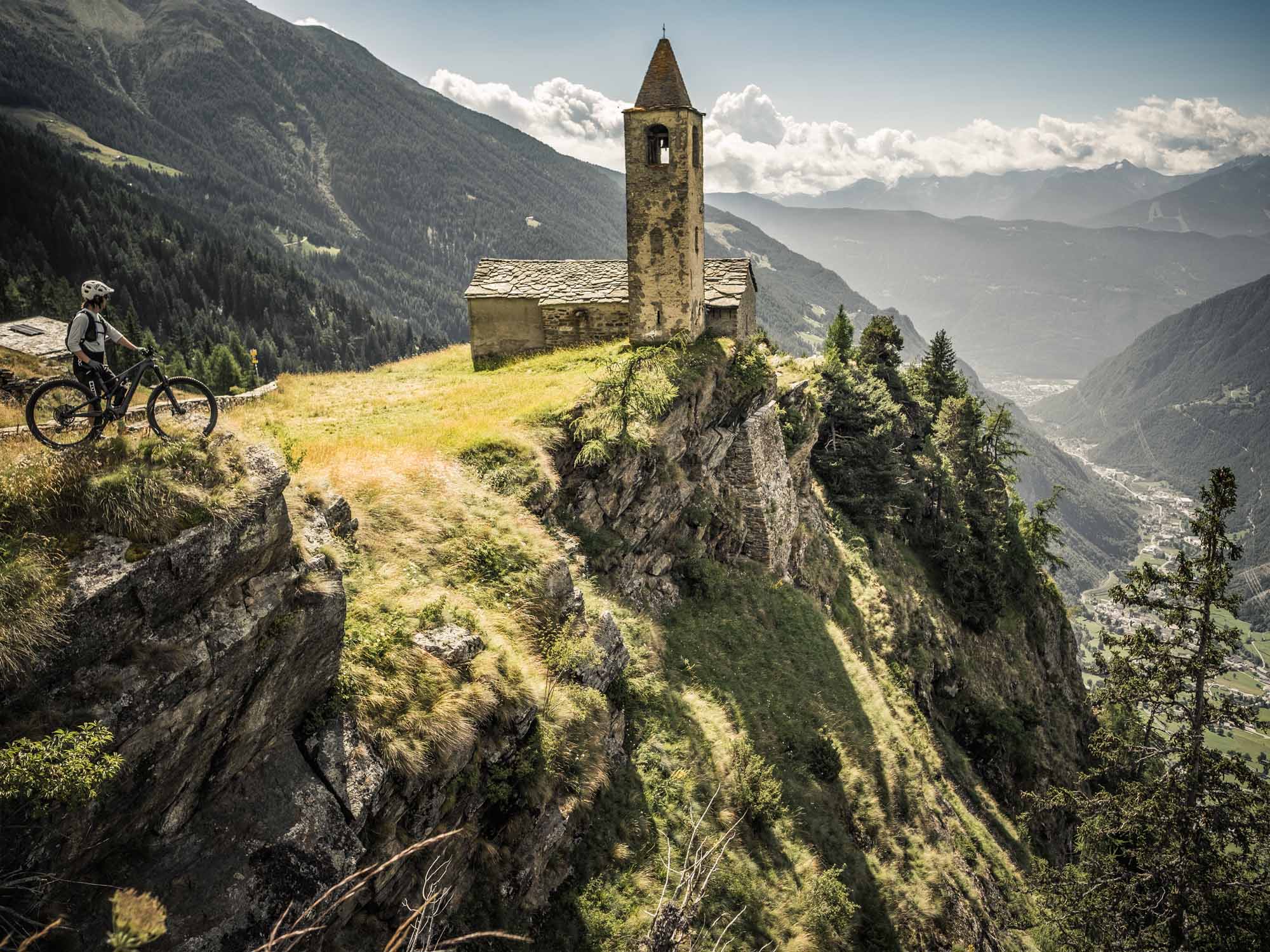 biketour San Romerio im Puschlav in Graubünden, Schweiz. Kirche San Romerio hoch über dem Puschlav.
